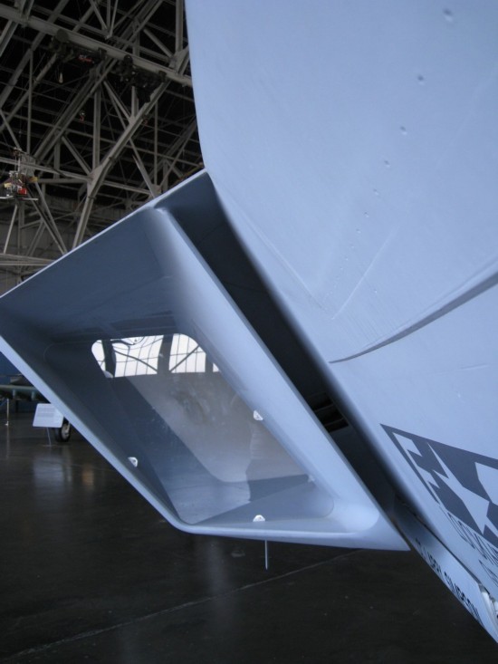 细看f22二元矢量喷口,又粗又笨像来自铁匠铺,歼20的更先进