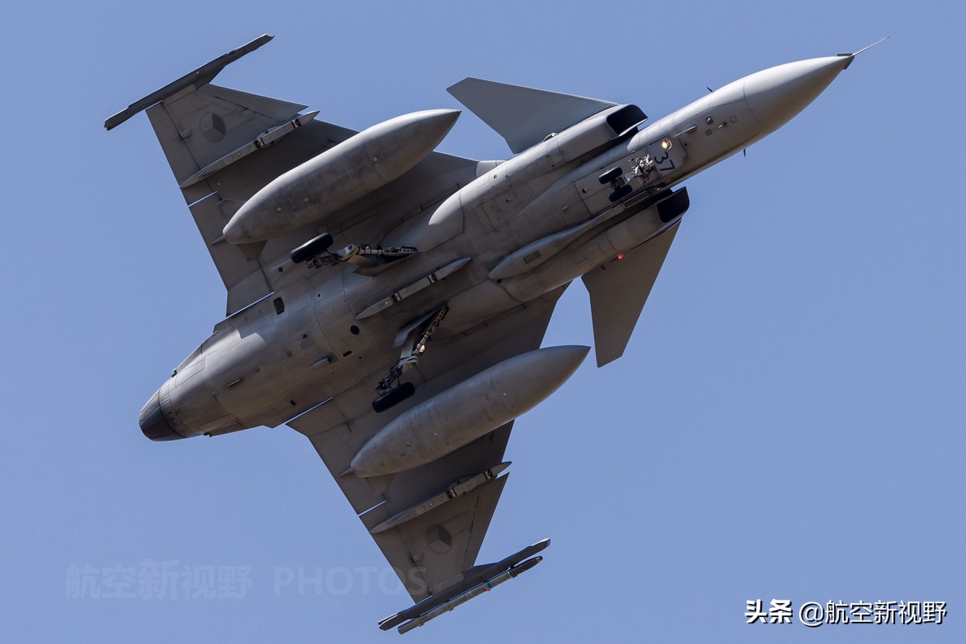 捷克空军jas-39战斗机图集,鸭翼三角翼战机的典型,造型相当现代