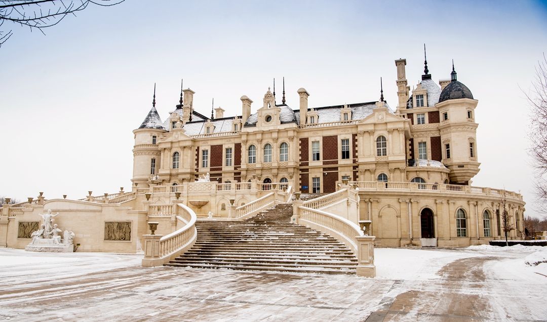 踏雪前行,在雪地上发现一座庄园,外形是浓郁的欧式建筑风格,在白雪的