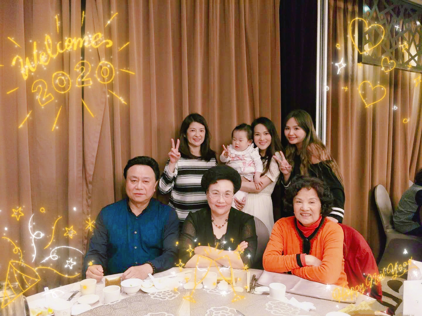 伊能静晒全家福迎新年儿女同框秦昊变温柔奶爸小米粒太像奶奶
