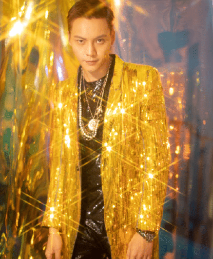 陈伟霆带妈妈登跨年晚会连换三套造型唱野狼disco嗨翻全场