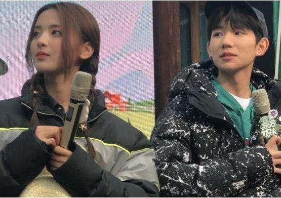 王源被舞台烟花溅到眼睛后继续演唱,杨超越却在跨年晚会"划水"