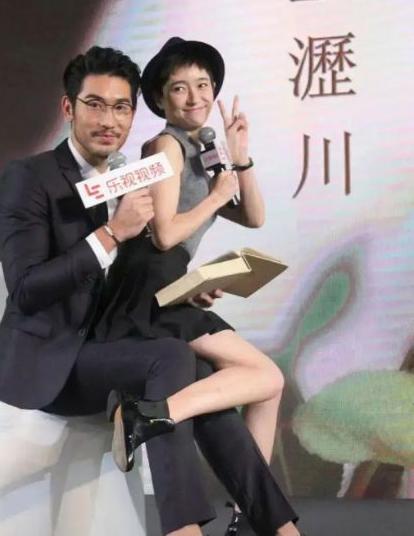 焦俊艳跨年美又飒唱跳佳,眼睛清澈没星星了,左耳戴4个耳环