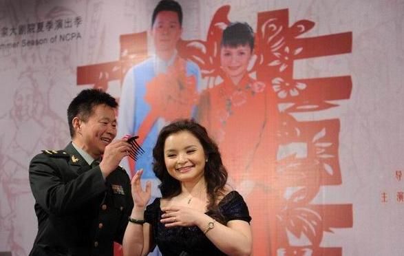 曾是"国家一级演员",娶小10岁娇妻育有一女|王宏伟|杨姗姗|闪婚_新浪