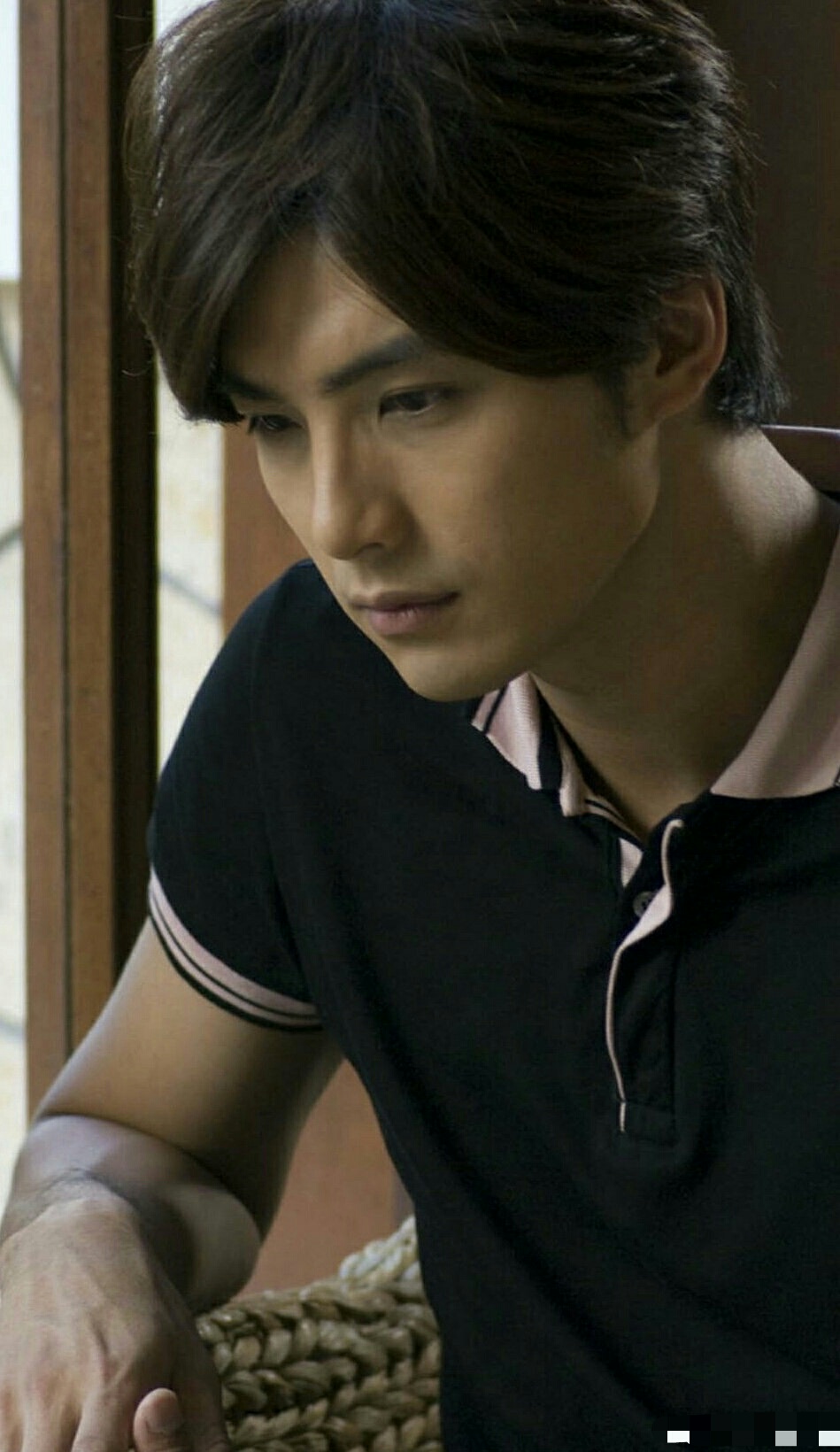 曝贺军翔出轨?与美女唱k街边拥吻,美女却被指像他老婆