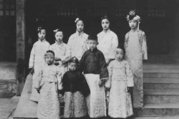他是清朝的最后一位王爷，一直活到了2015年，活历史|王爷|历史|消亡|小学|溥仪_新浪新闻