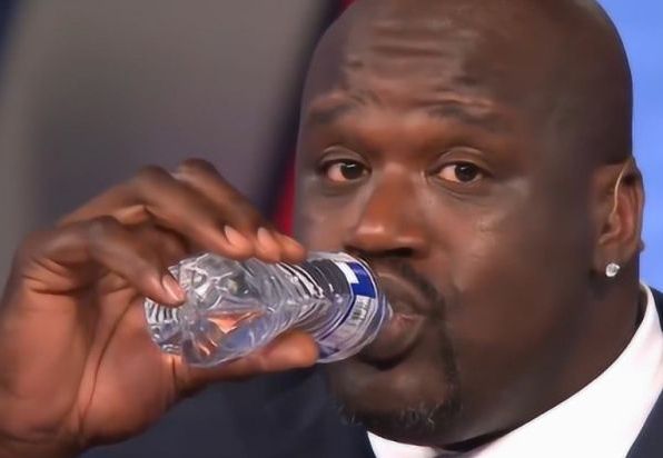 篮球巨人喝水都什么样?姚明像在喝口服液,奥尼尔这么可爱的吗