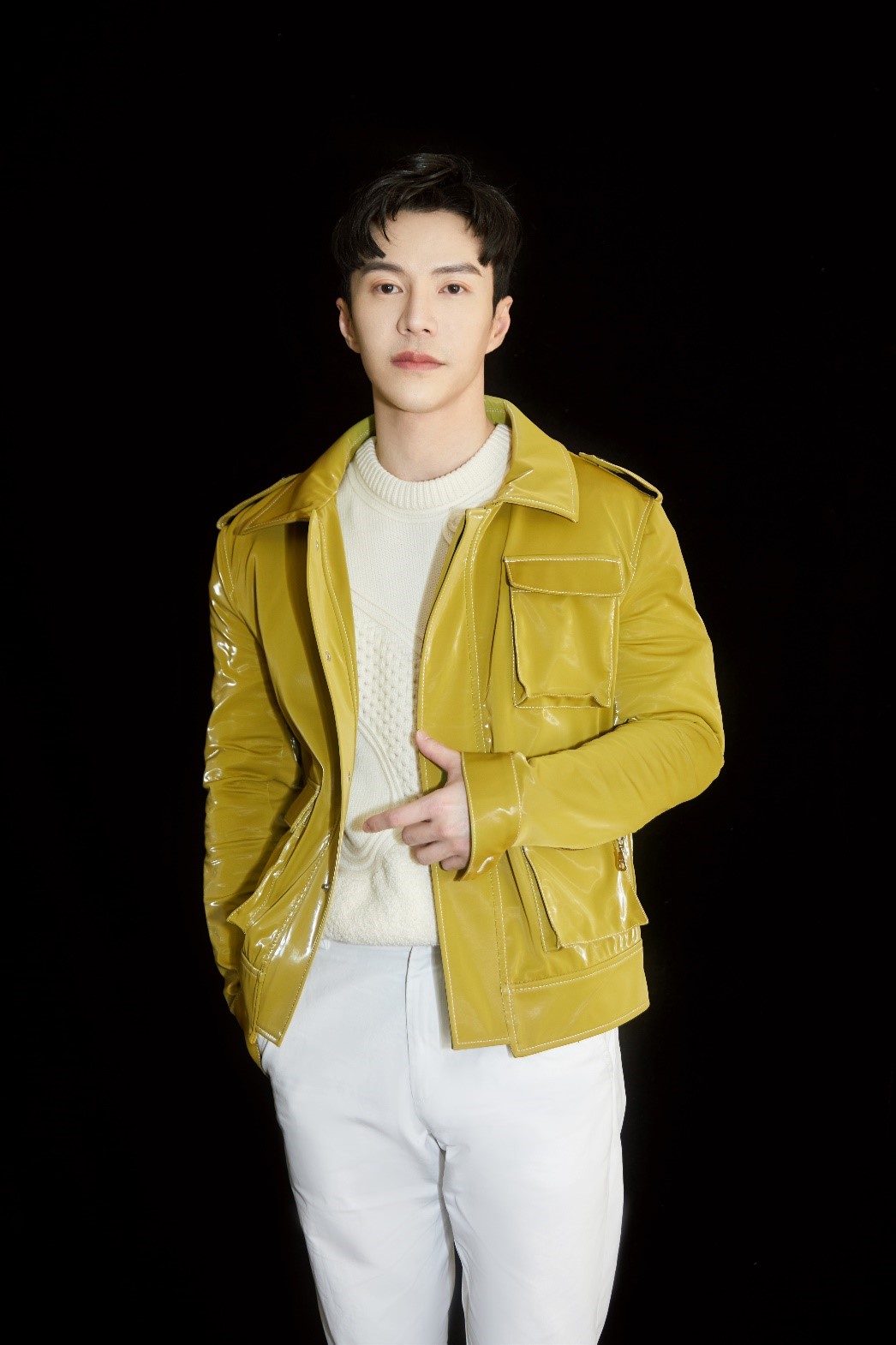 王冠逸央视跨年盛典献唱《带我去旅行》 温暖绅士魅力圈粉