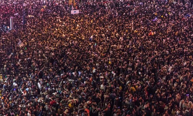 杭州西湖跨年现场万人狂欢过元旦交通瘫痪地铁挤不上