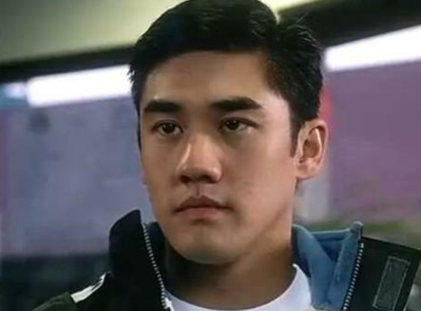 吴大维54岁终得子,与妻子牵手同行好恩爱,自曝为生子才结婚?