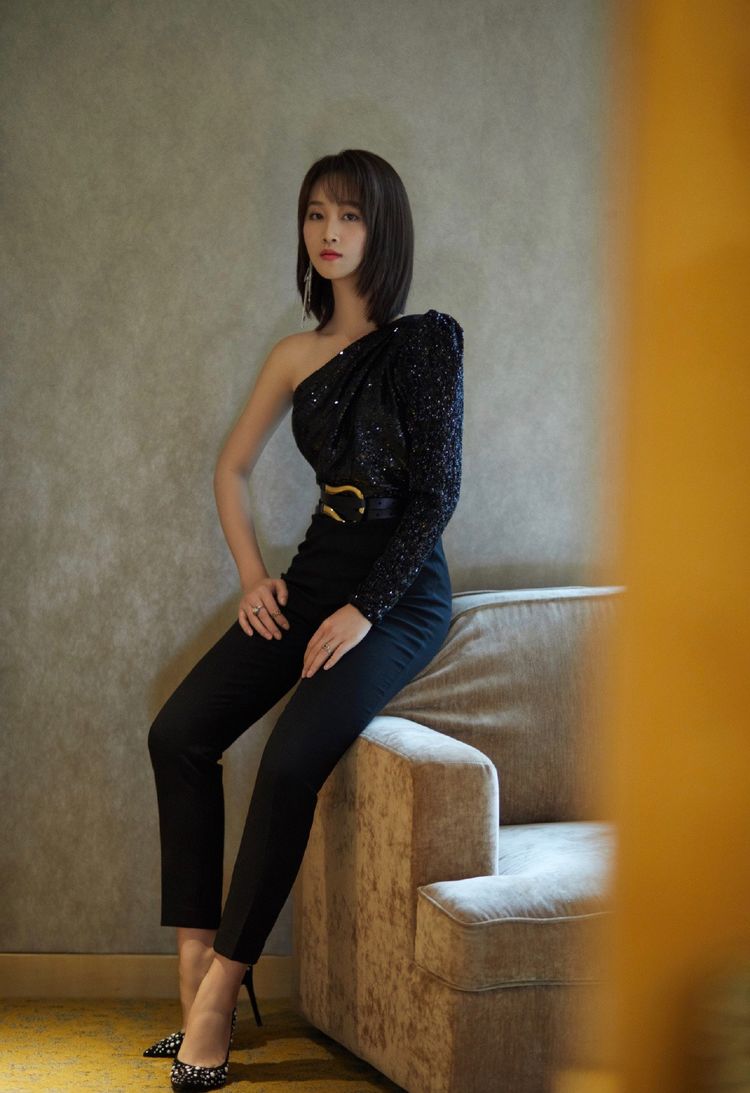 29岁蓝盈莹真拼,穿雾霾蓝轻纱礼服配高跟鞋,脚背都成90度了