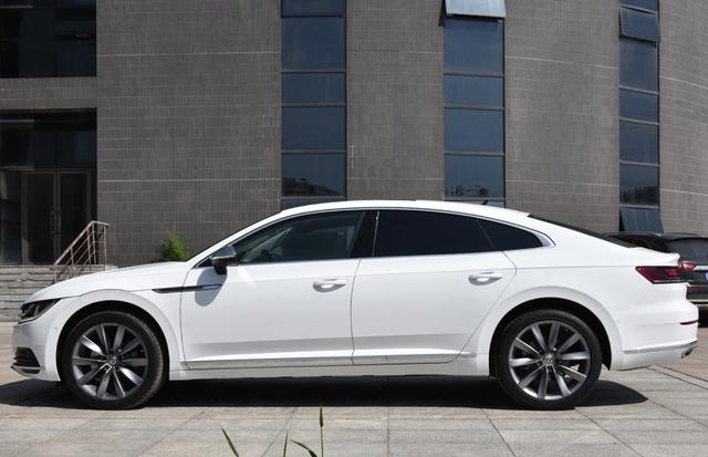 大众首款掀背车咋样了,无框车窗是最大卖点,个高的坐后排顶脑袋