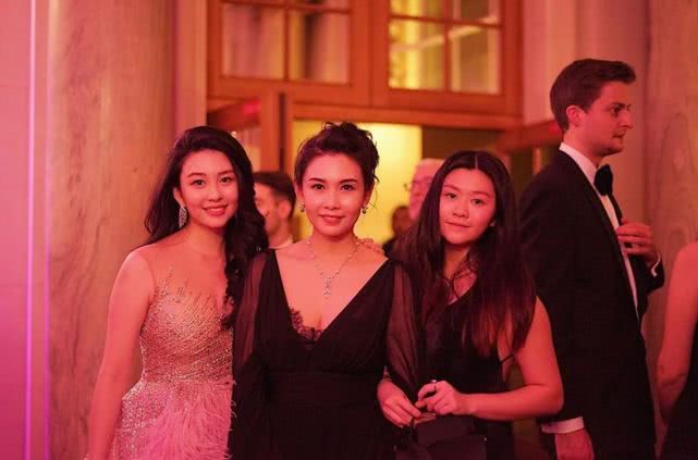 邱淑贞女儿沈月晒自拍庆新年五官甜美无愧最美星二代称号 阿波罗新闻网 邱淑贞女儿沈月晒自拍庆新年五官甜美无愧最美星二代称号 阿波罗新闻网
