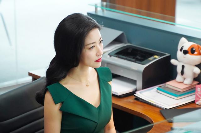 她是热剧《精英律师》中的万人迷女神,她也是精英学霸和才女