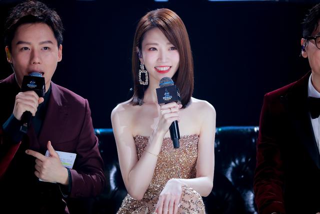 江苏卫视跨年演唱会舞美顶配,主持人张纯烨礼服完胜!