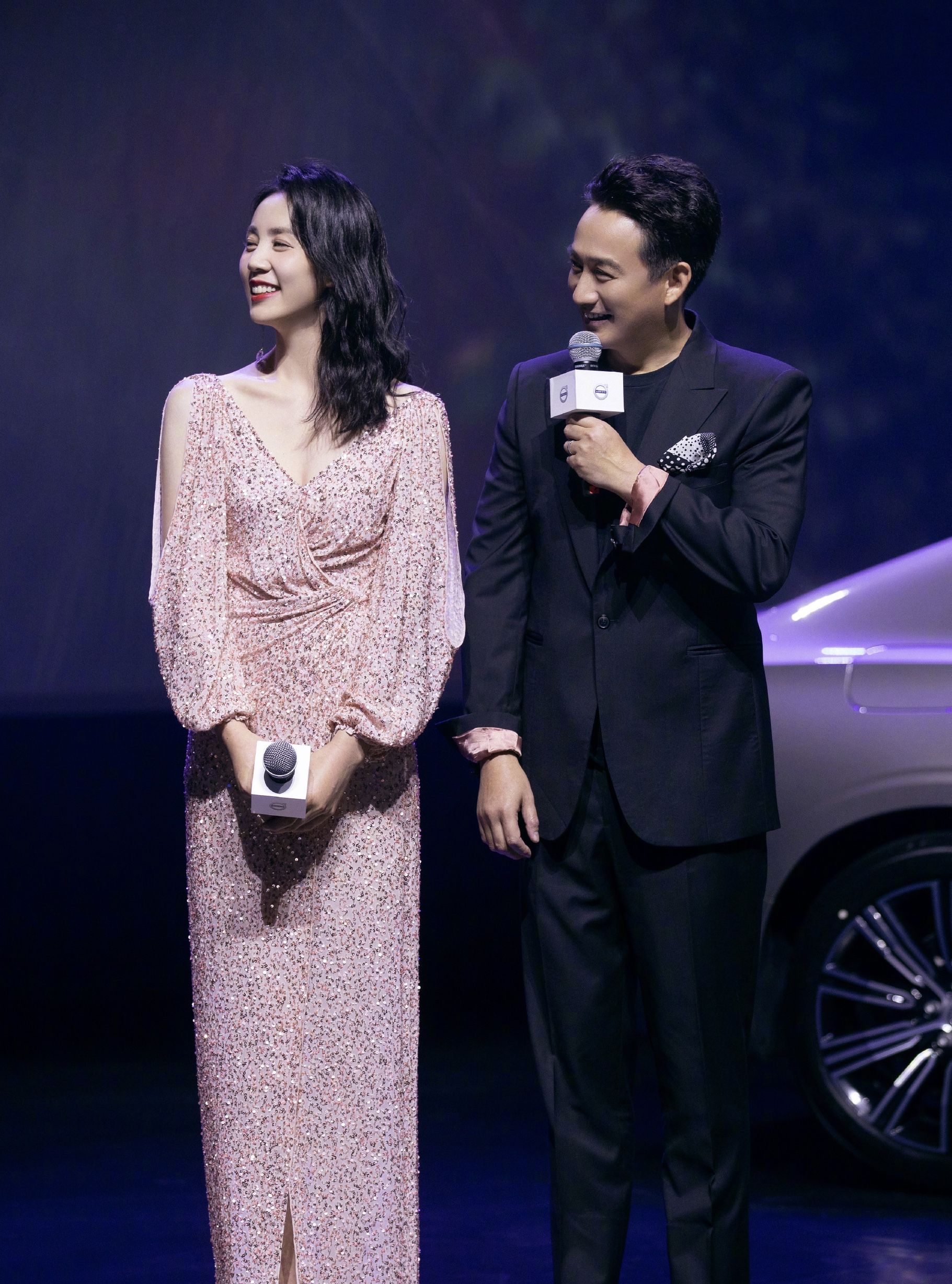 黄磊老婆孙莉晒女儿近照,13岁多多身高赶超妈妈