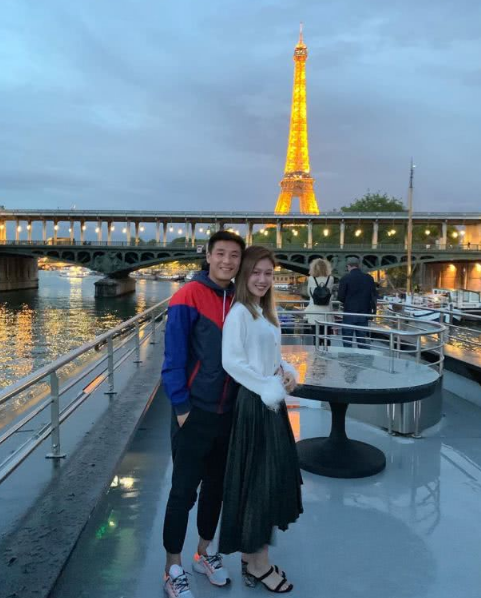 武磊能够在西班牙人站稳脚跟,妻子仲佳蓓功不可没,有了妻子和儿女的