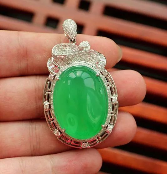 翡翠好还是祖母绿宝石好?