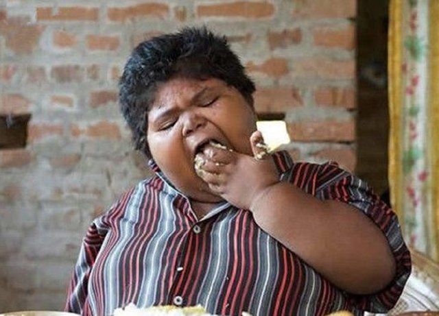 把全家吃穷的农村胖女孩,你的食量比不上一个6岁的女孩!