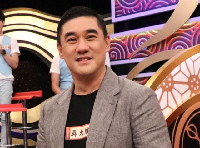 53岁吴大维升级准奶爸!陪孕妻去月子中心好甜蜜,十指相扣不松手