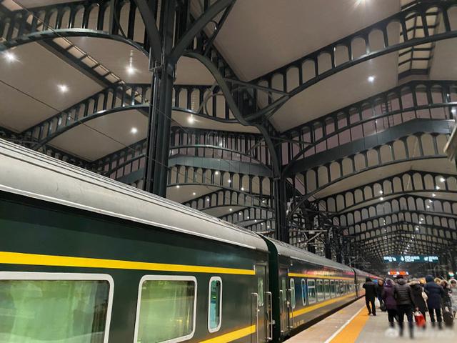 张艺谋老婆陈婷晒照感谢龙江高速交警哈尔滨火车站让他们赶上火车