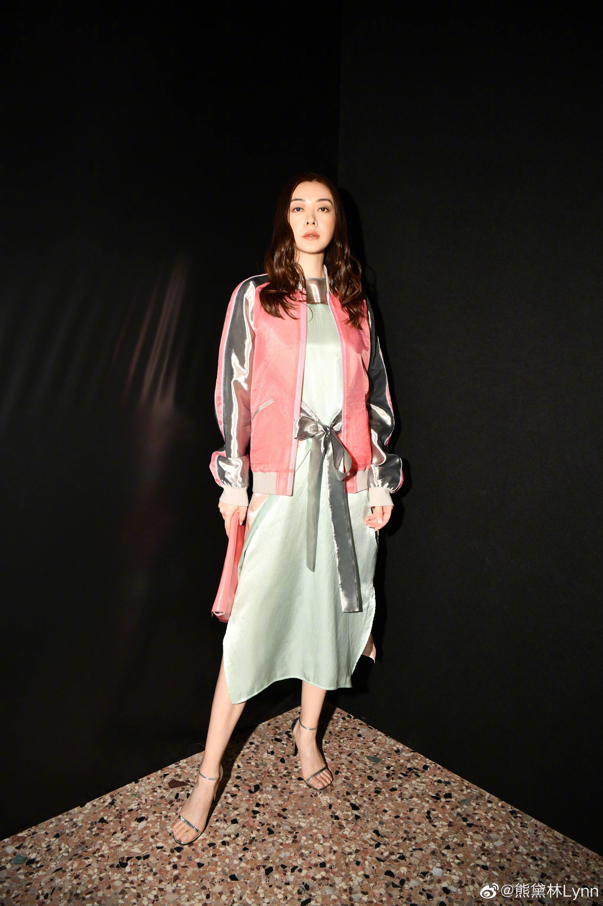 熊黛林新年晒双胞胎,姐妹俩穿同款衣服,一个乖巧一个霸气