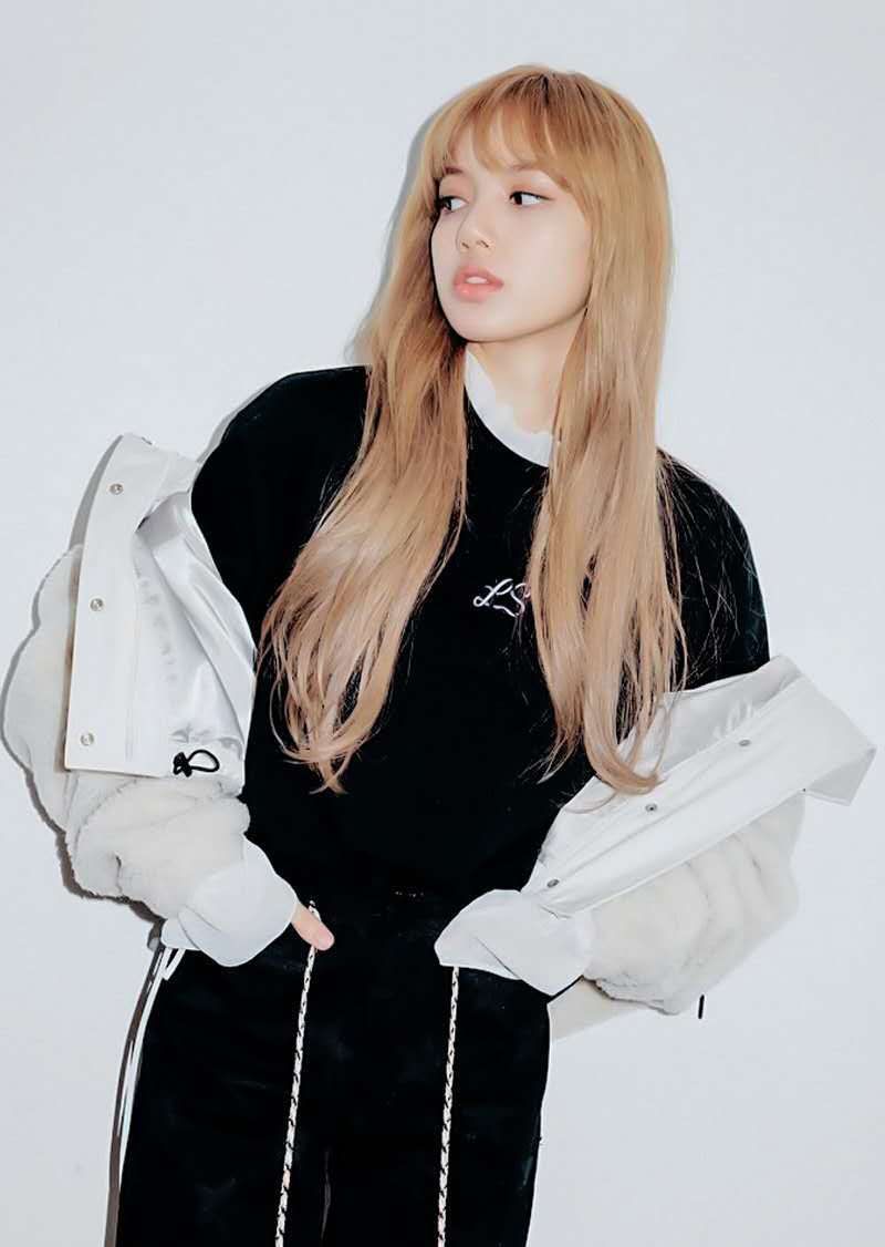 22岁lisa现身时装周,长靴帅气干练,外网镜头皮肤超赞