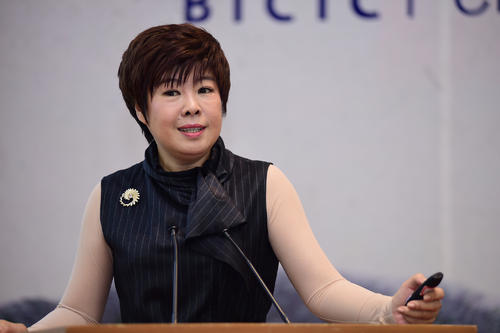 于丹,毕业于北大,为何现在毫无声息?她的文化功底遭受质疑!