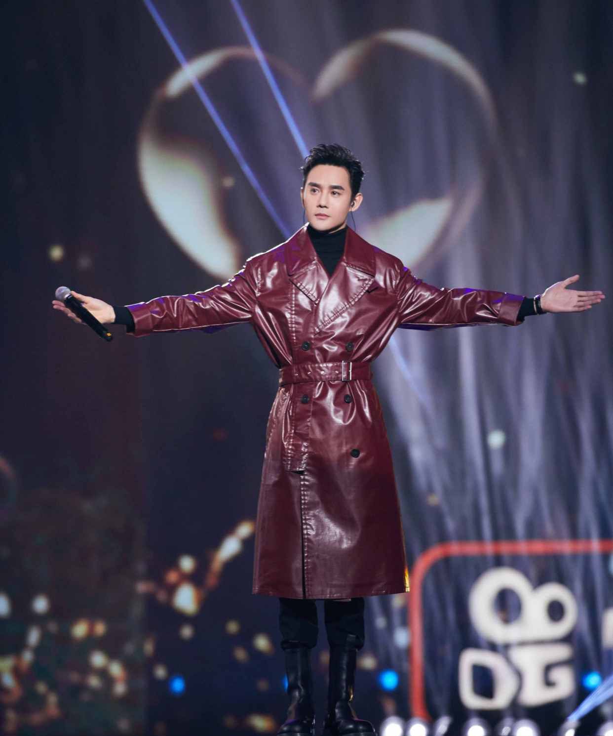 王凯登央视舞台182身高穿双排扣西装一身正气男神魅力挡不住