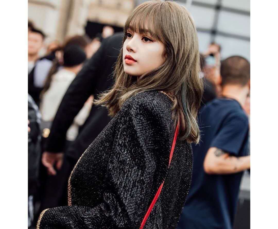 22岁lisa现身时装周,长靴帅气干练,外网镜头皮肤超赞