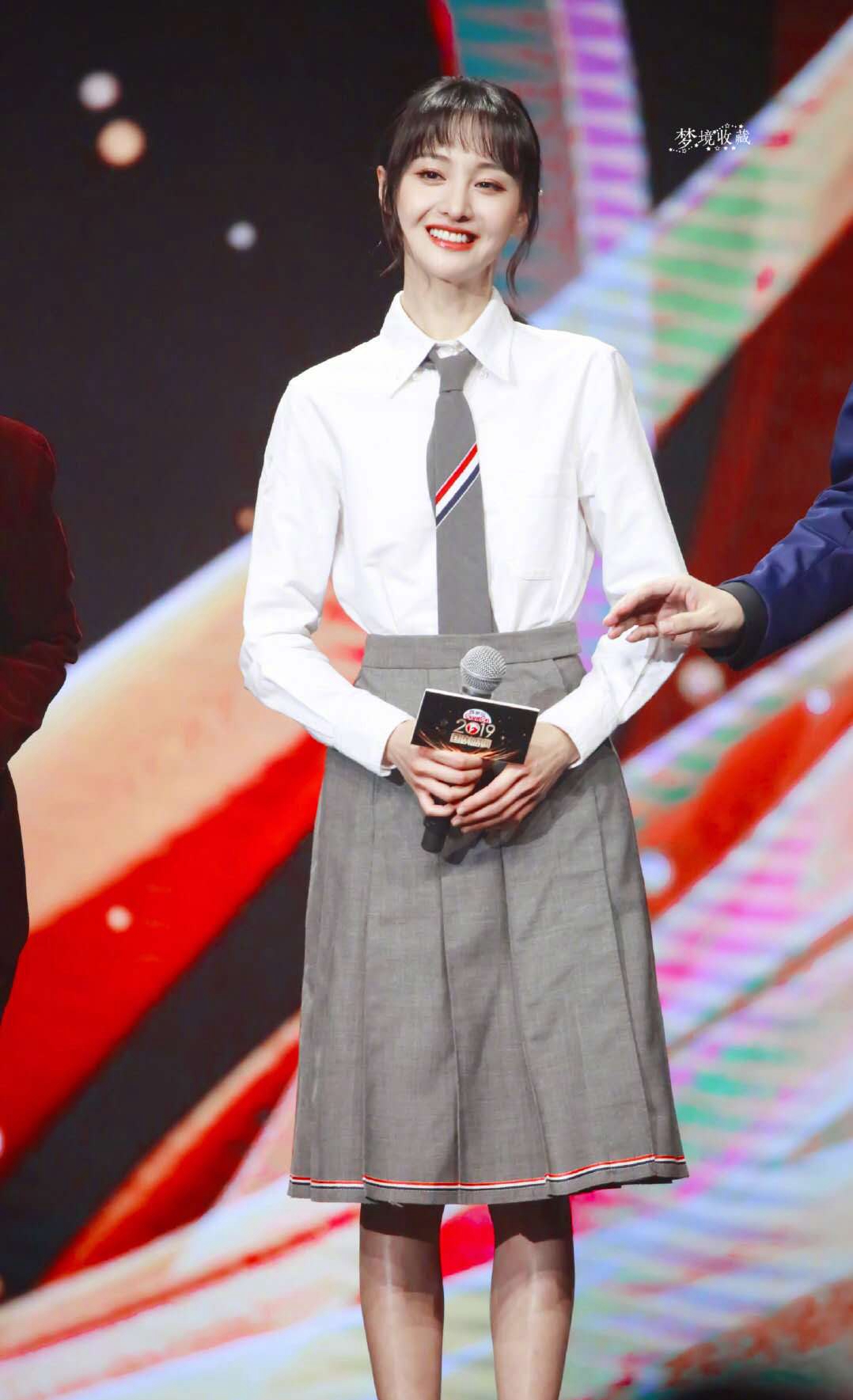 露出腰线来,显得身材比例更出众,郑爽是168cm标准的女神身高,又是纤瘦