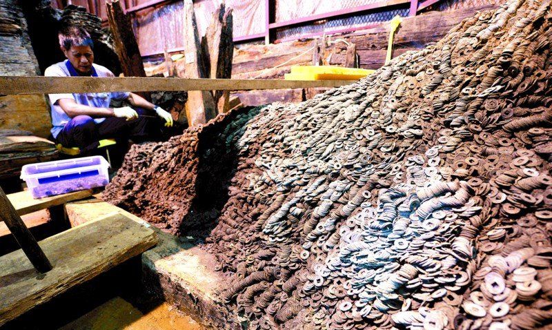 江西海昏侯墓挖出10吨铜钱,出土失传1800年古籍