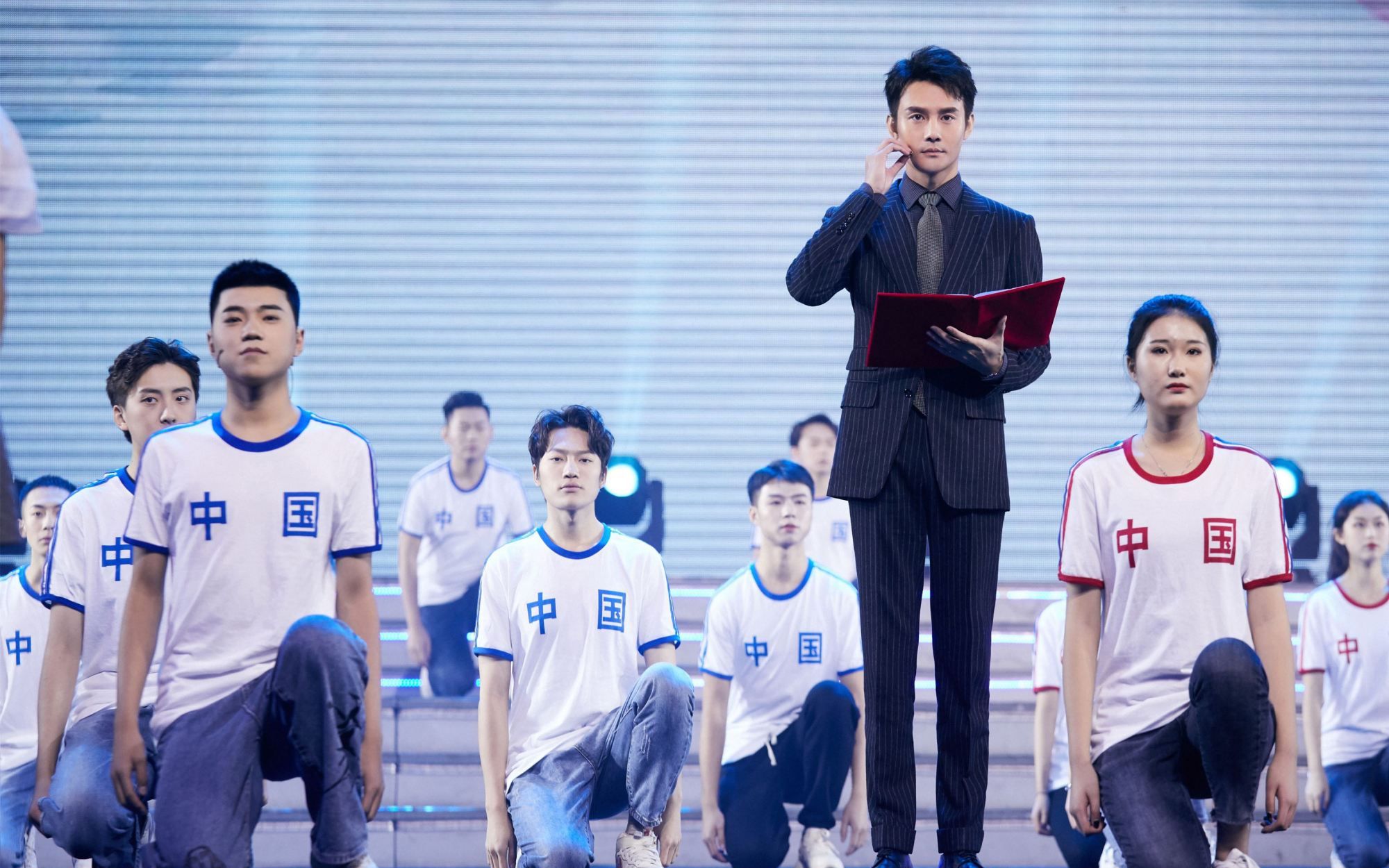 王凯登央视舞台182身高穿双排扣西装一身正气男神魅力挡不住