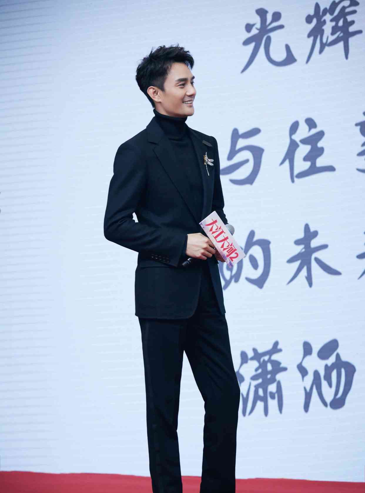 王凯登央视舞台182身高穿双排扣西装一身正气男神魅力挡不住