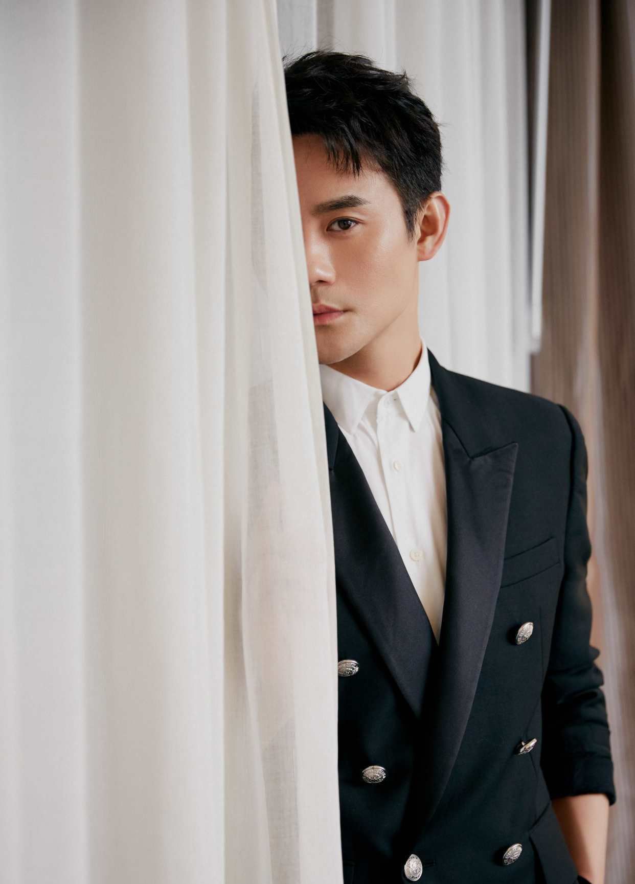 王凯登央视舞台182身高穿双排扣西装一身正气男神魅力挡不住