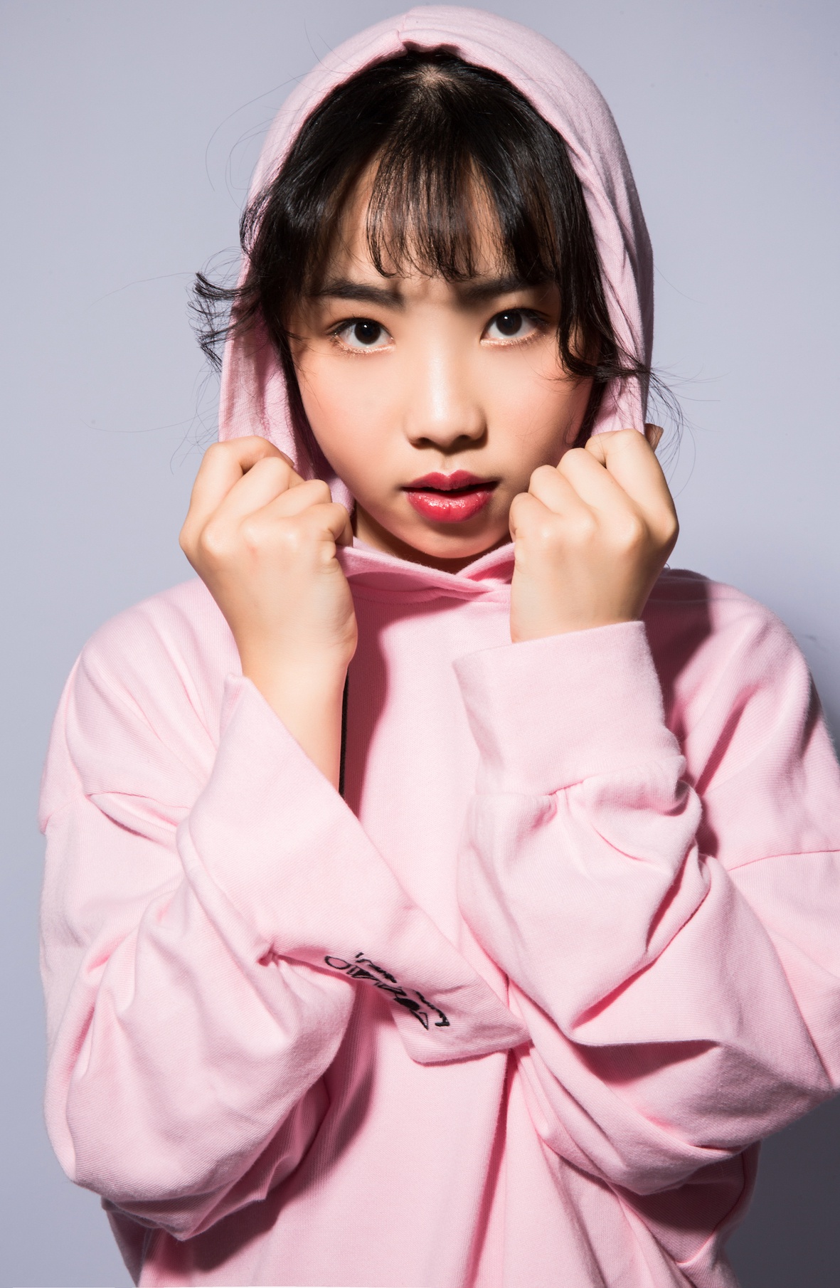 12岁音乐少女李艾珈亮相广西跨年演唱会 甜美嗓音惊艳全场!