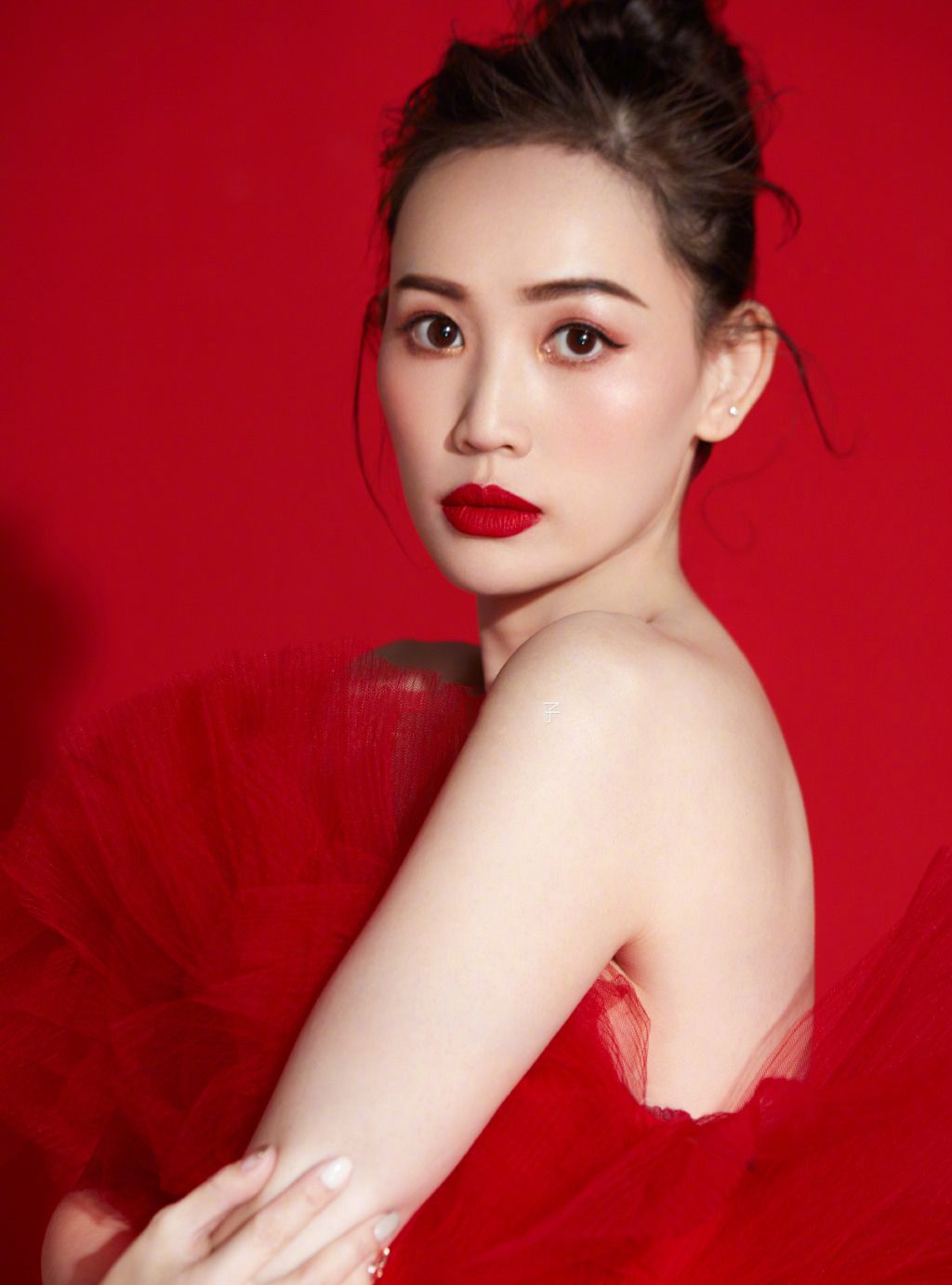 马蓉新年晒照大红配色气场全开,雪肤红唇尽显妩媚,网友:出道