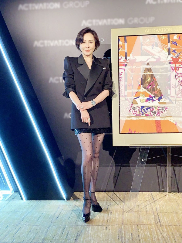 相比她俩,刘嘉玲则更显成熟知性女的感觉,穿西装露美腿,是很多都市