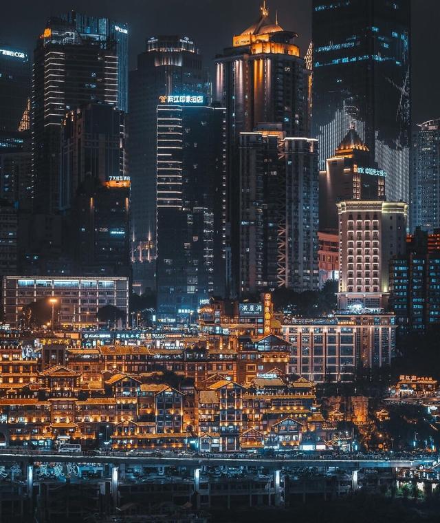 重庆市洪崖洞元旦上演金碧辉煌大都市以繁华迎接21世纪的20年代