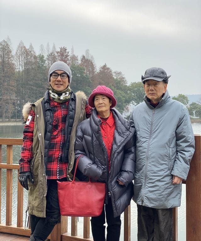 任贤齐在老家武汉为父母搞专场,肚饿直接台上吃豆皮