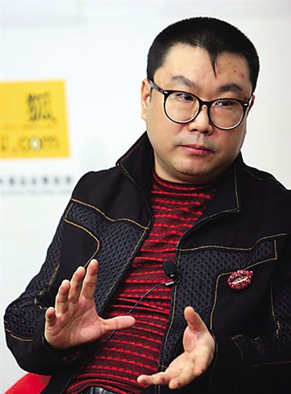 50岁尹相杰为捞金寒冬穿短袖