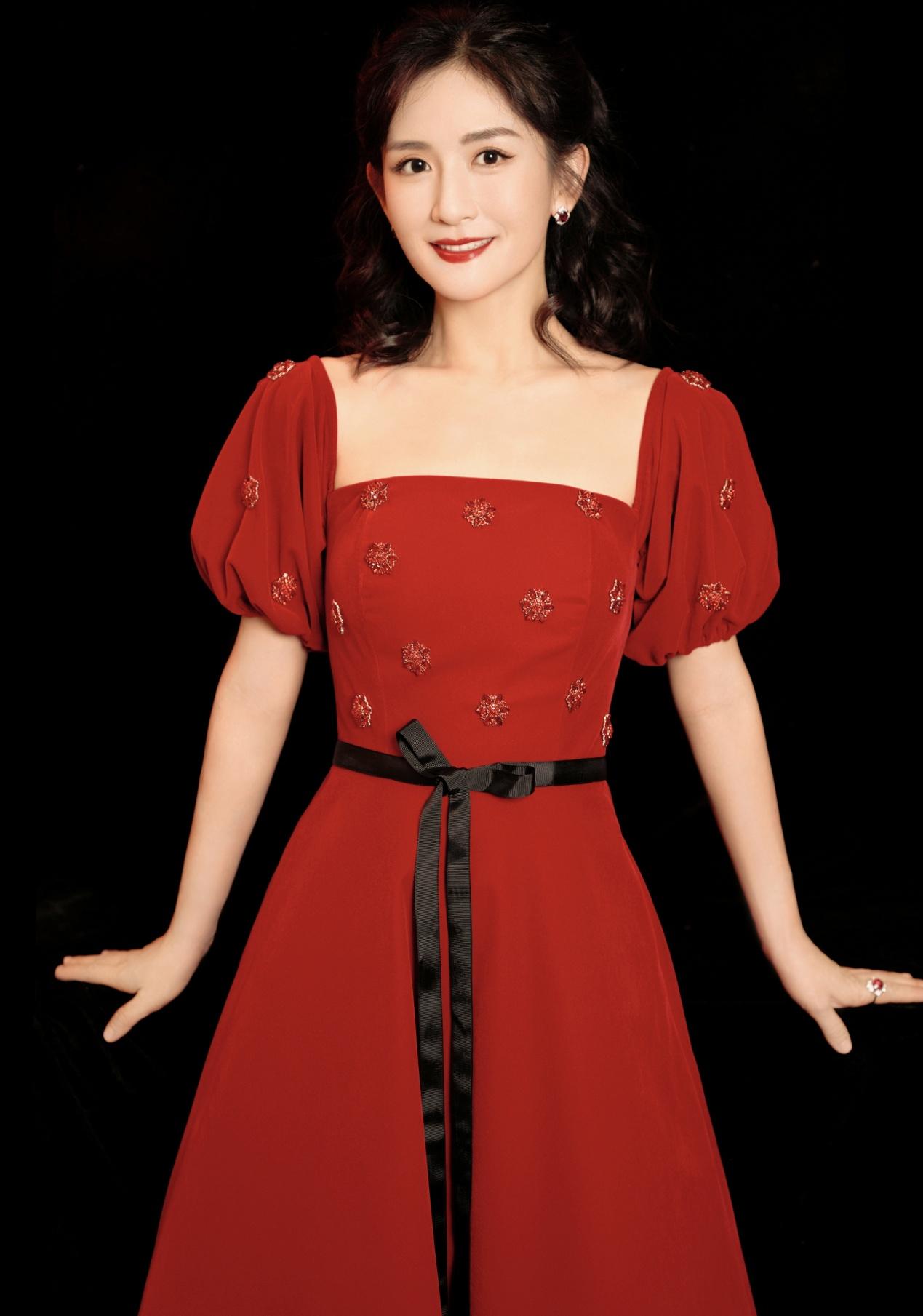 谢娜主持引热议,跨年晚会妆发一直在线,复古宫廷风红裙美貌开挂