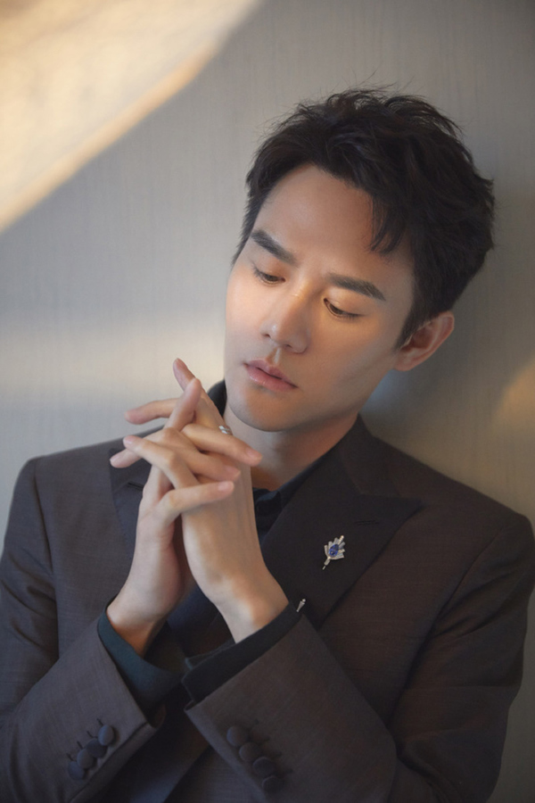 王凯披开年红"战袍"帅到爆,展现优越身材比例,网友:致命造型