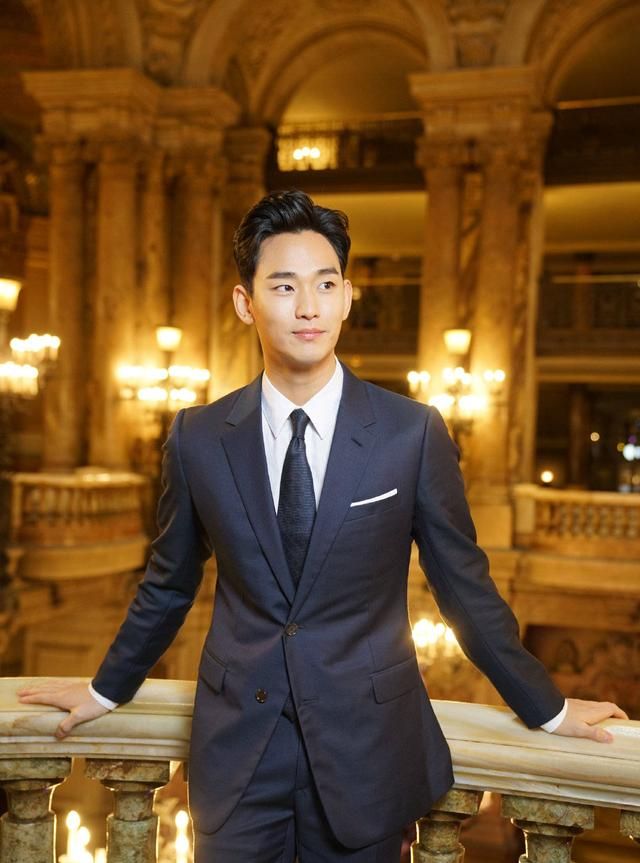 金秀贤西装革履亮相活动,颜值依旧气质更高雅,还是最帅都教授