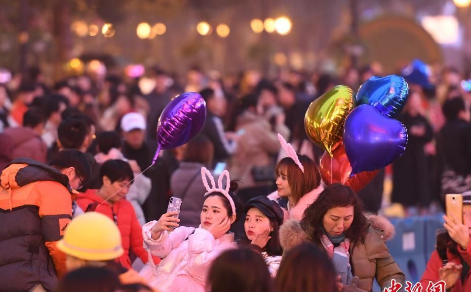 重庆民众解放碑听跨年钟声迎新年