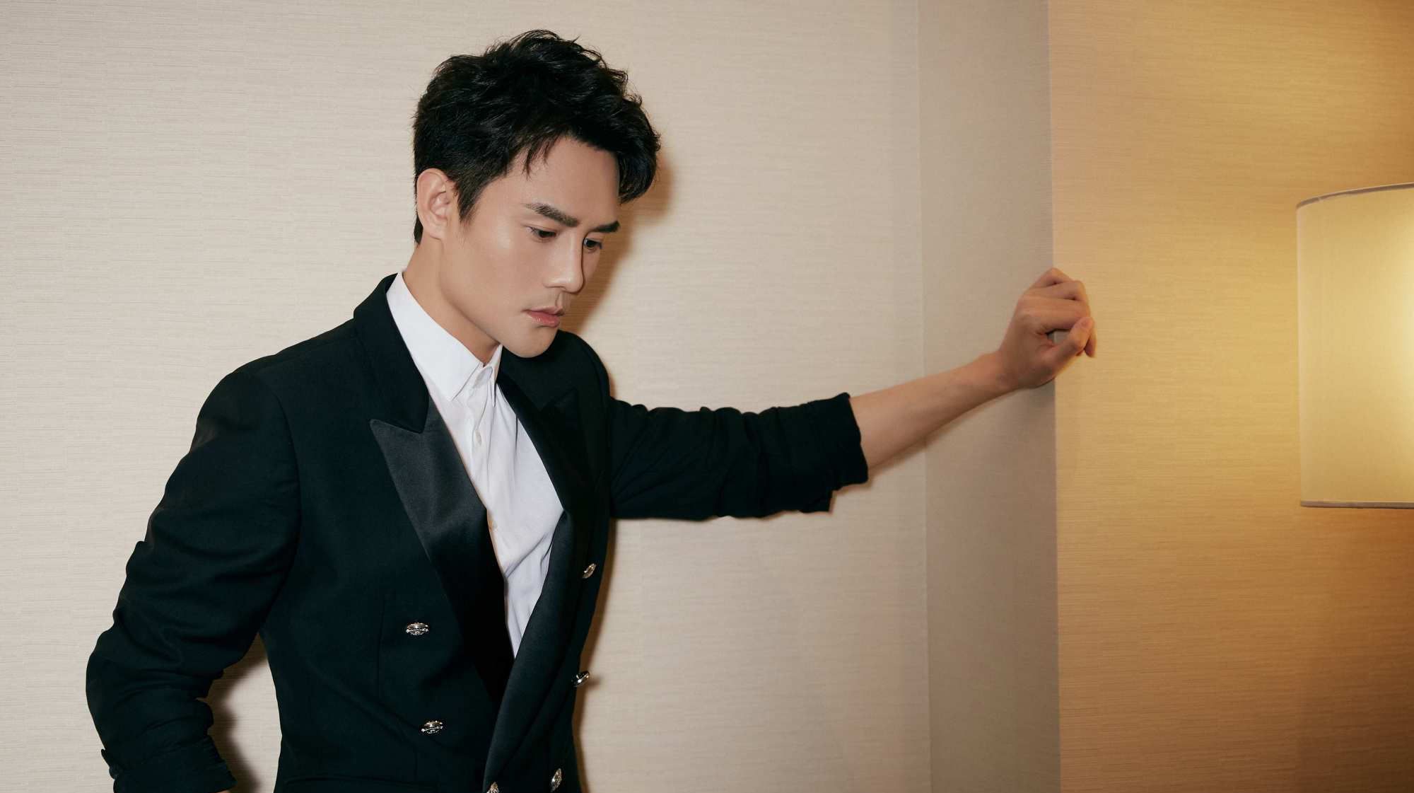 王凯登央视舞台182身高穿双排扣西装一身正气男神魅力挡不住