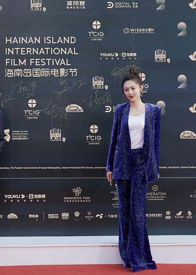 黄梦莹很有贵妇气质范扎丸子头搭配蓝色西服look优雅大气