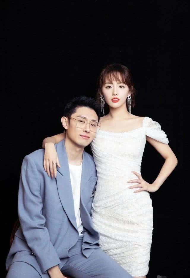 买超晒与妻子张嘉倪合照,夫妻两人甜蜜对视大秀恩爱