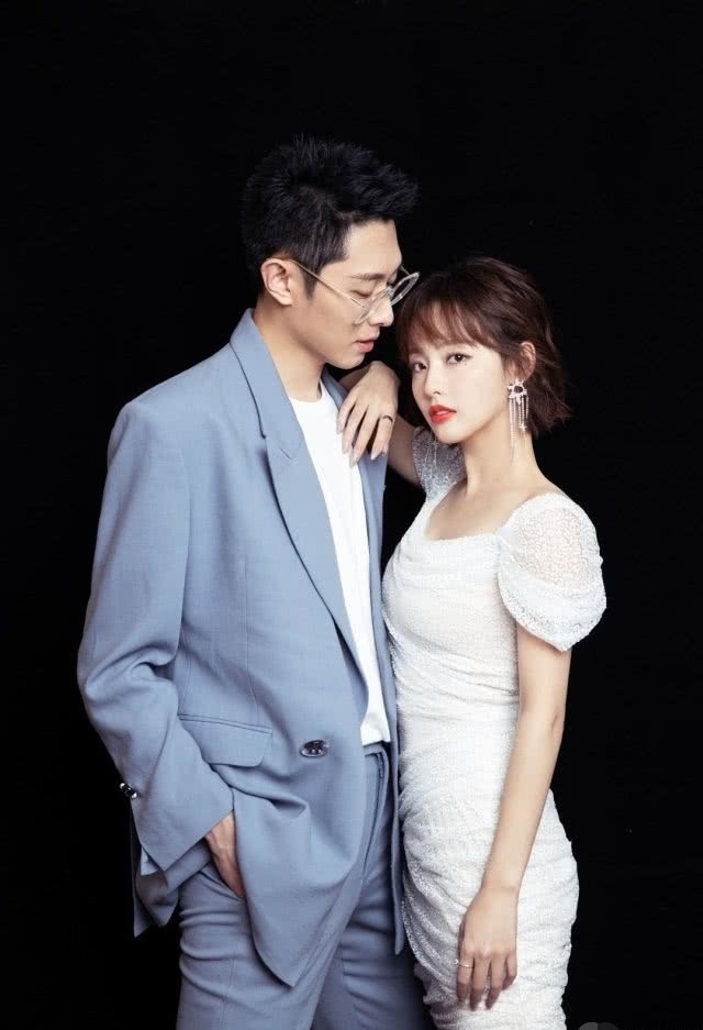 12月31日,买超更新一组和老婆张嘉倪的甜蜜宣传照片,照片中买超穿着浅