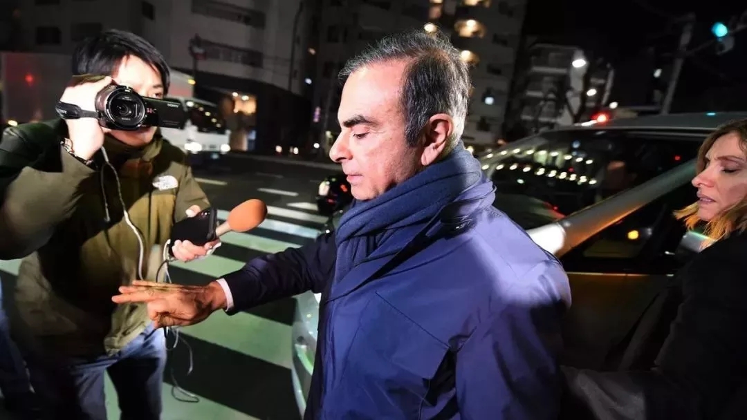 戈恩胜利大逃亡假护照藏盒子瞒过岛国汽车版007大片